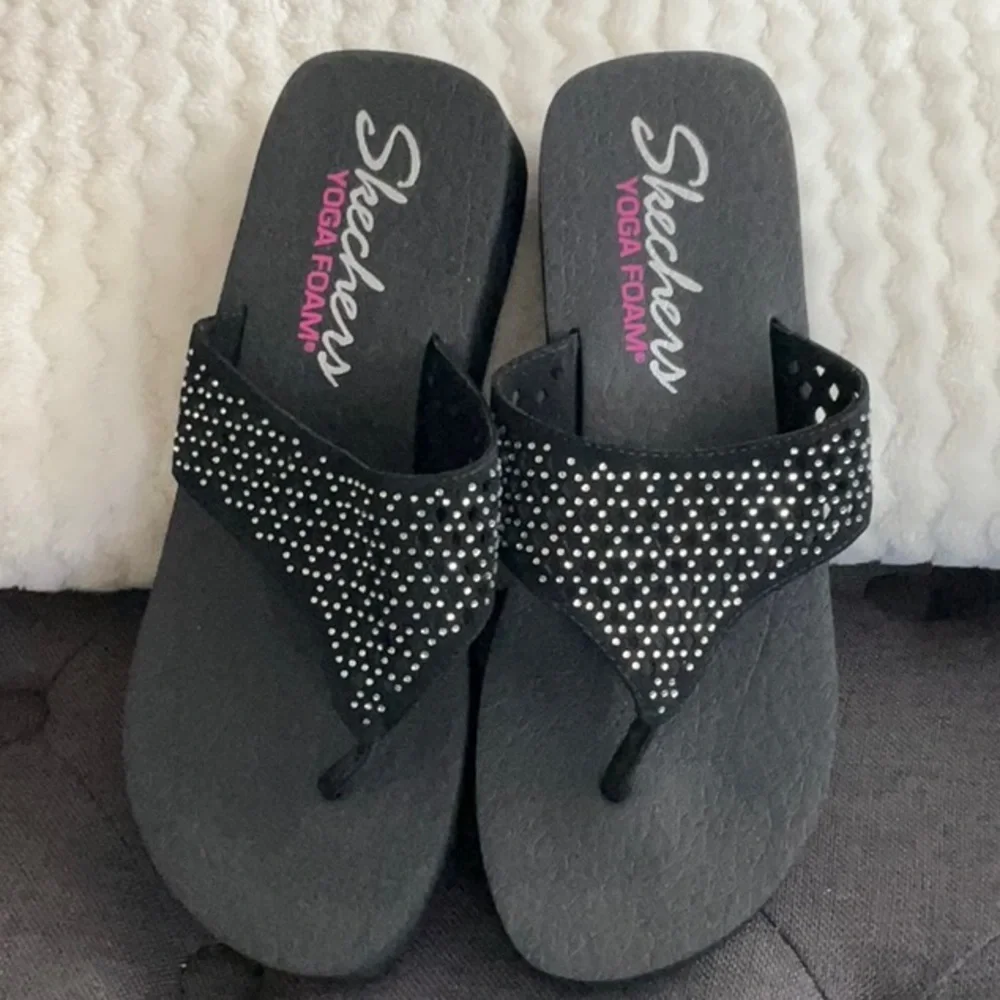 Skechers Yoga Foam Sandals, EUC